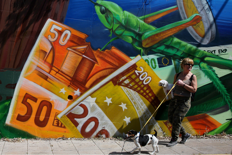Deutsche Welle: Σειρά έχουν το χρέος και η ποσοτική χαλάρωση