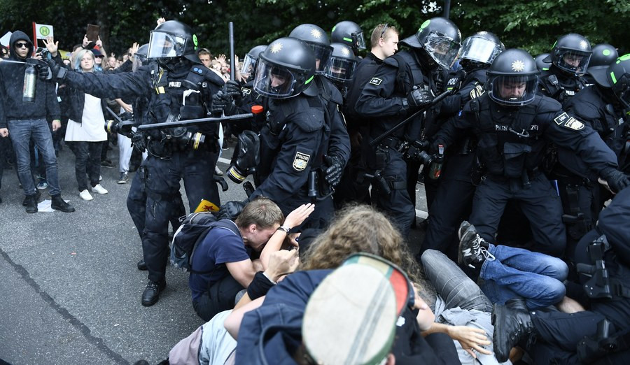 Με νέες διαδηλώσεις και επεισόδια έκλεισε η σύνοδος των G20 στο Αμβούργο [ΒΙΝΤΕΟ]