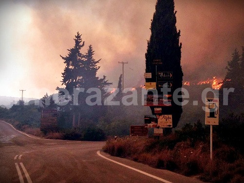 Μεγάλη πυρκαγιά μαίνεται σε πευκοδάσος της Ζακύνθου