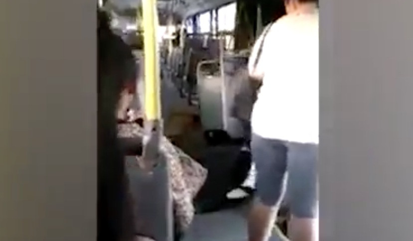 Λεωφορείο με φυσούνα κόβεται στα δυο εν κινήσει! [ΒΙΝΤΕΟ]