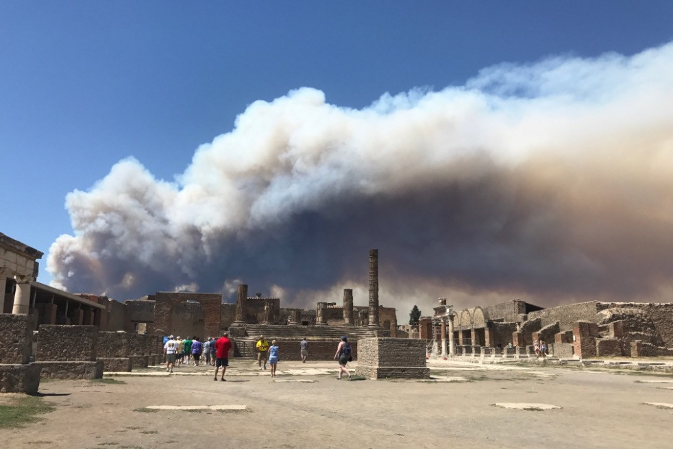 Στις φλόγες το όρος του Βεζούβιου – Εκκενώνονται περιοχές στη Νάπολη [ΒΙΝΤΕΟ]
