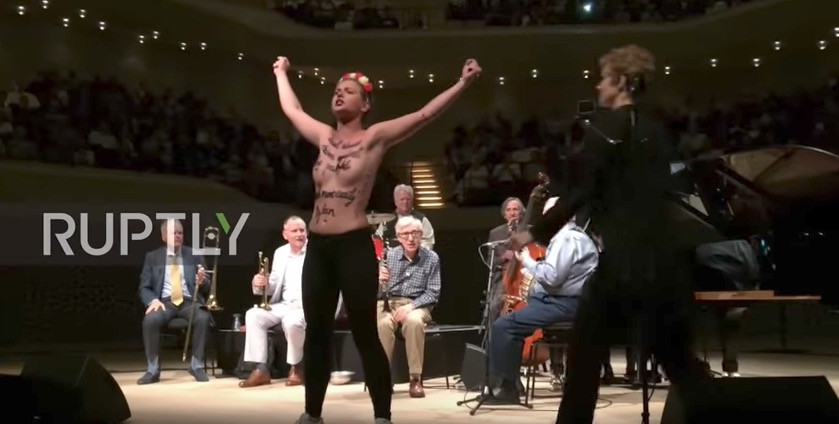 Οι Femen εισέβαλλαν σε συναυλία του Γούντι Άλεν [ΒΙΝΤΕΟ]
