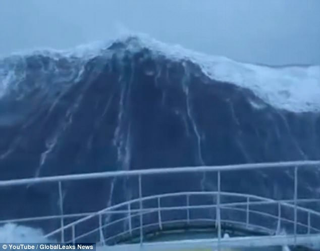 Πλοίο παλεύει με κύματα 30 μέτρων στη Βόρεια Θάλασσα [ΒΙΝΤΕΟ]