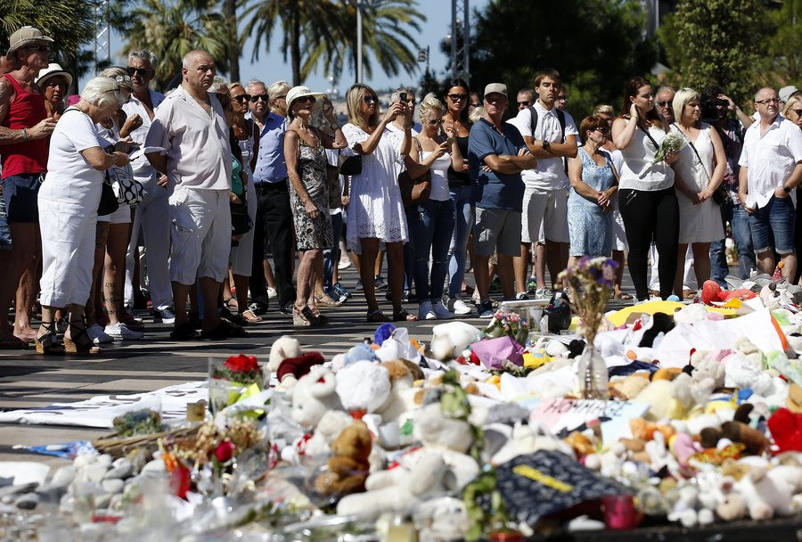 Εισαγγελέας κατά Paris Match: Δημοσίευσε φωτογραφίες από τα θύματα της επίθεσης στη Νίκαια