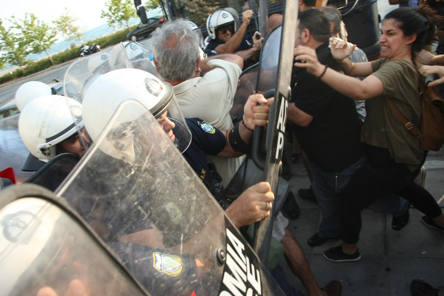 Ένταση στη Θεσσαλονίκη στην πορεία κατά του Γιούνκερ [ΒΙΝΤΕΟ]