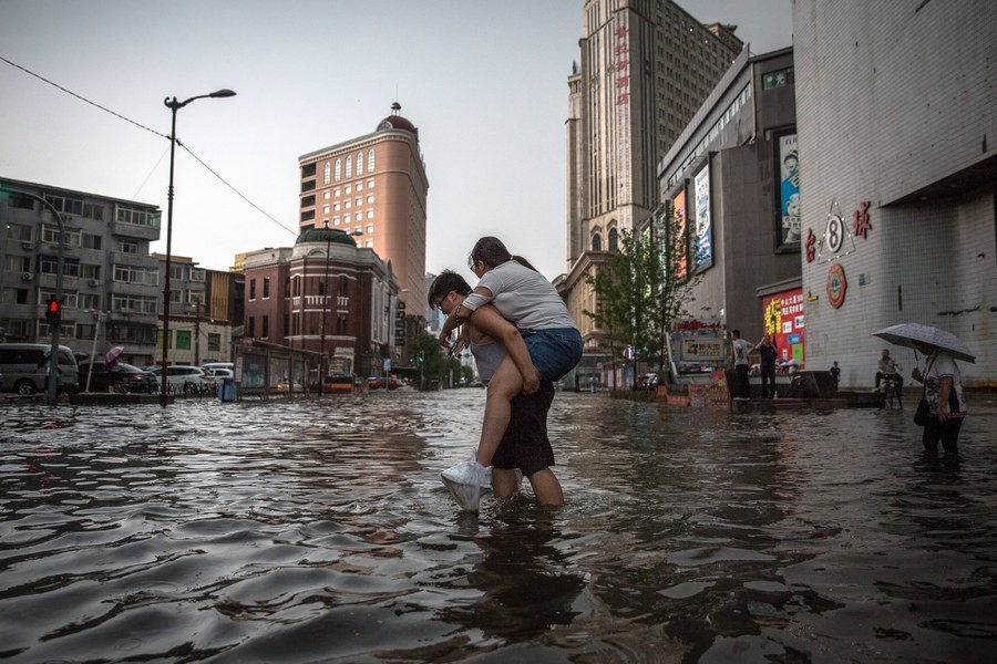 Πάνω από 75.000 άτομα ξεσπιτώθηκαν από τις καταστροφικές πλημμύρες στην Κίνα