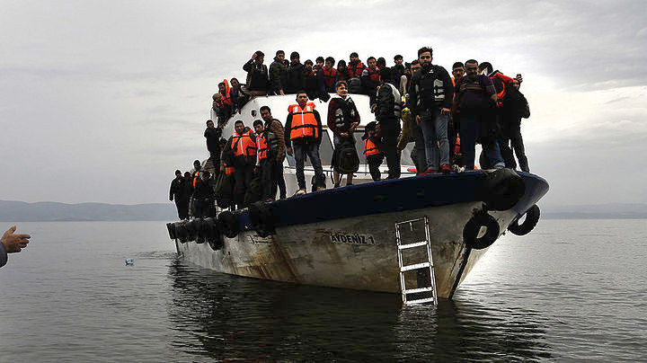 Στο Λαύριο, οι 104 πρόσφυγες που εντοπίστηκαν σε σκάφος κοντά στη Μεθώνη