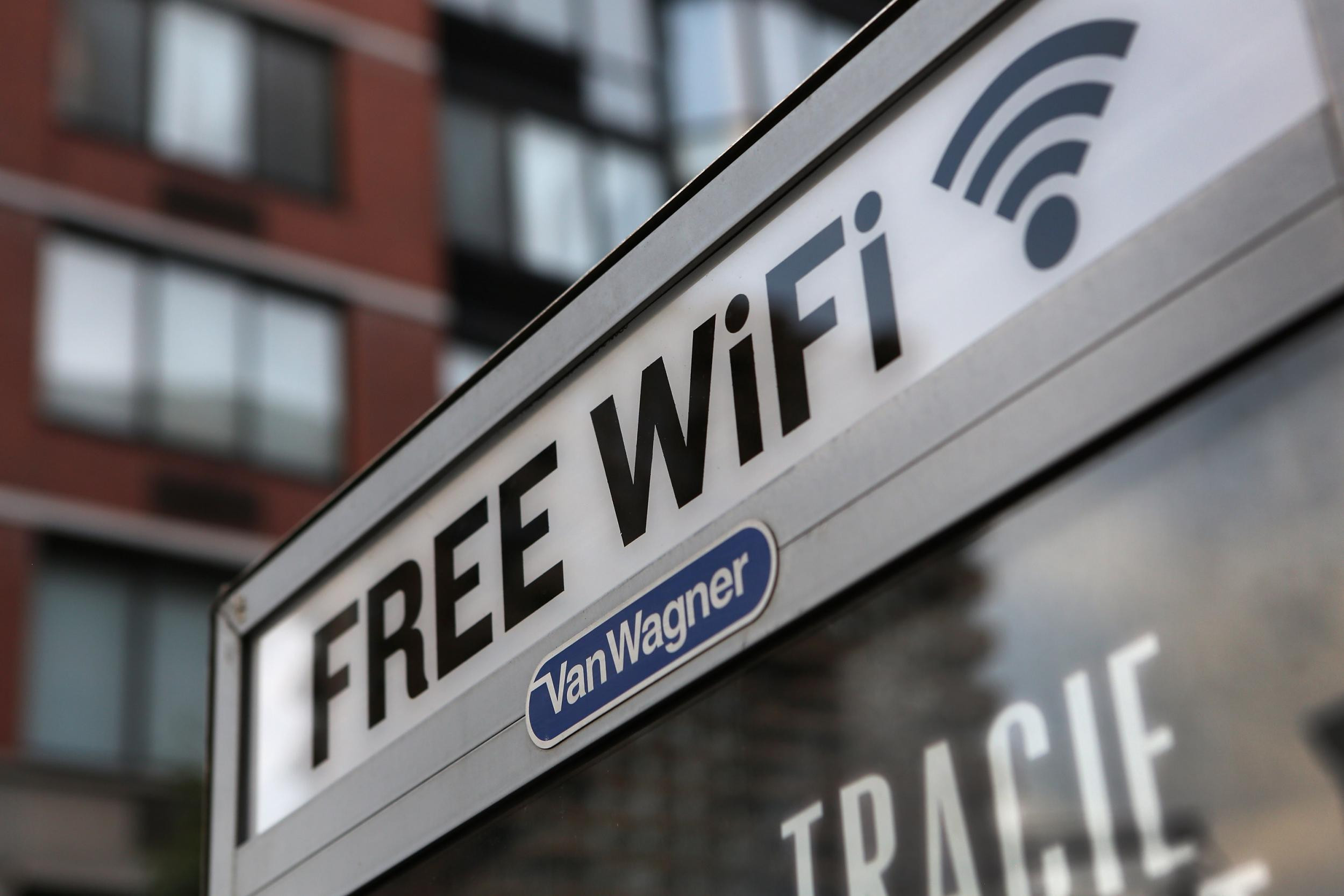 Η απίστευτη φάρσα που «οδηγεί» 22.000 σε κοινωφελή εργασία για ένα Wifi