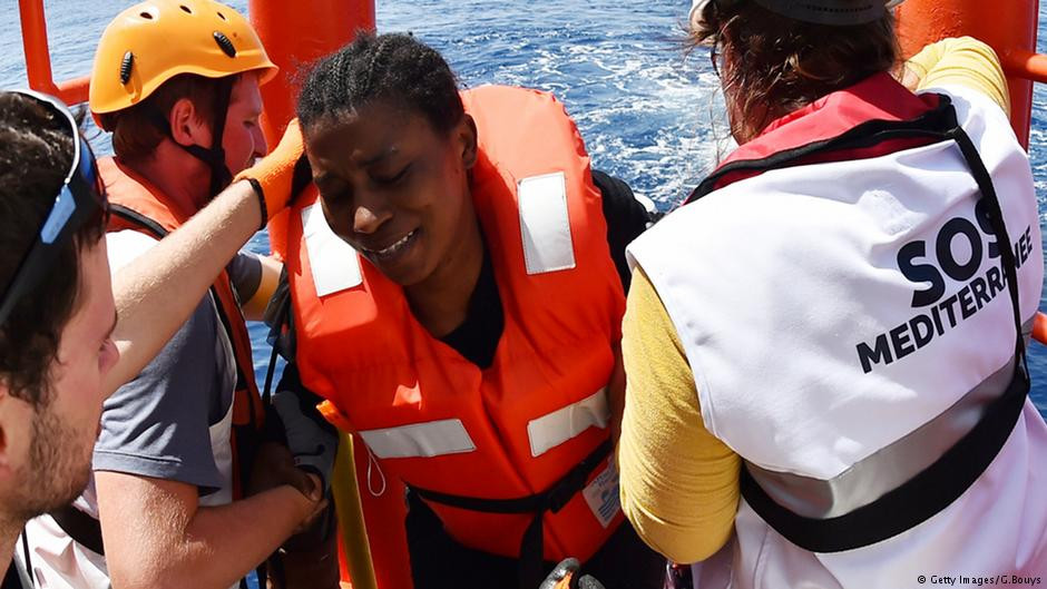 Eυρωπαίοι ακροδεξιοί κυνηγούν πλοιάρια προσφύγων