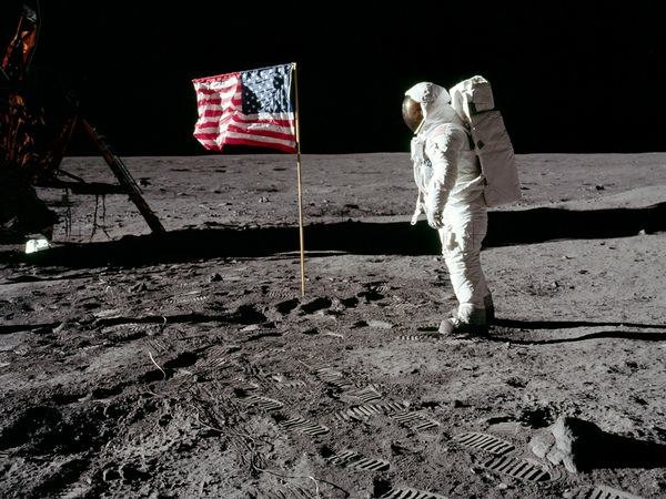 Τι απέγιναν οι σημαίες που κάρφωσαν οι αστροναύτες στη Σελήνη;