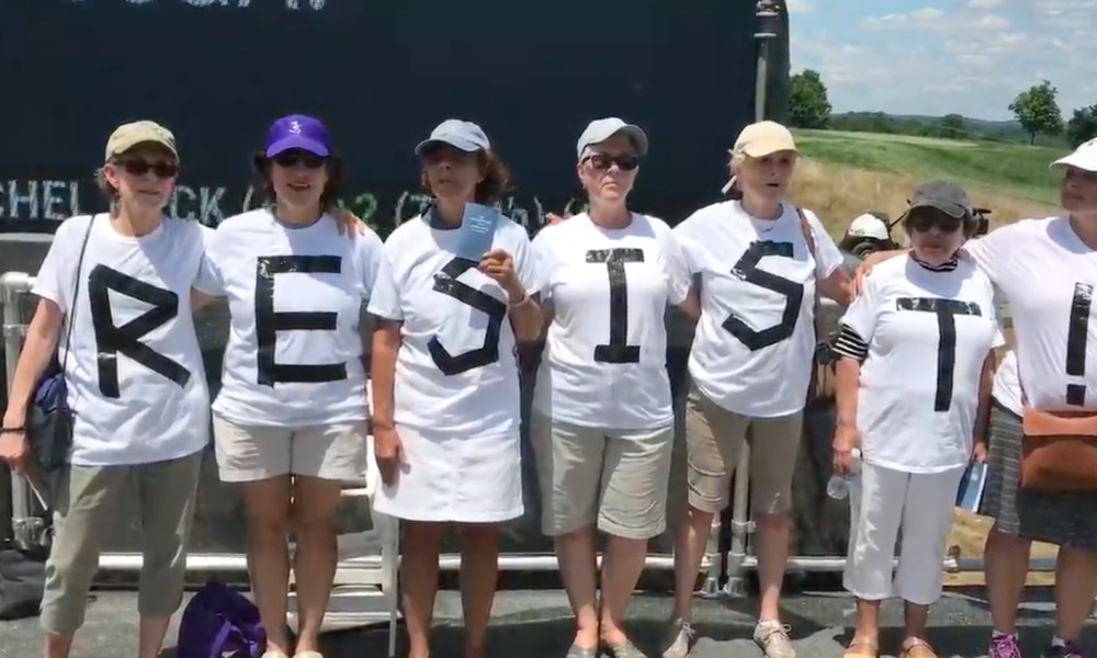 ΗΠΑ: Φεμινιστική διαμαρτυρία κατά Τραμπ σε διοργάνωση γκολφ [Βίντεο]