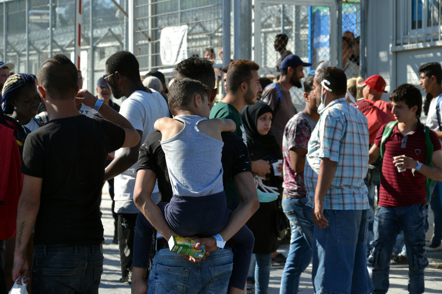 Συγκρούσεις μεταναστών – αστυνομικών στο hotspot της Μόριας [ΒΙΝΤΕΟ]