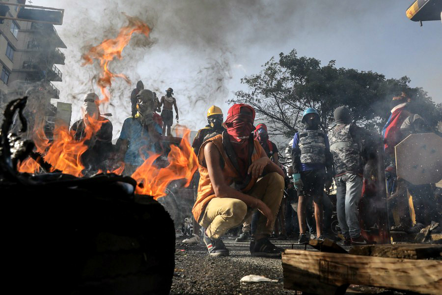 Διαδηλωτές στη Βενεζουέλα έκαψαν ζωντανούς δύο άνδρες