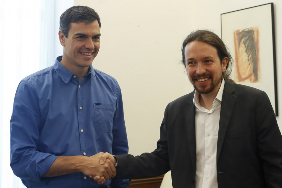 Σοσιαλιστές και Podemos ενώνουν τις δυνάμεις τους κόντρα στον δεξιό Ραχόι