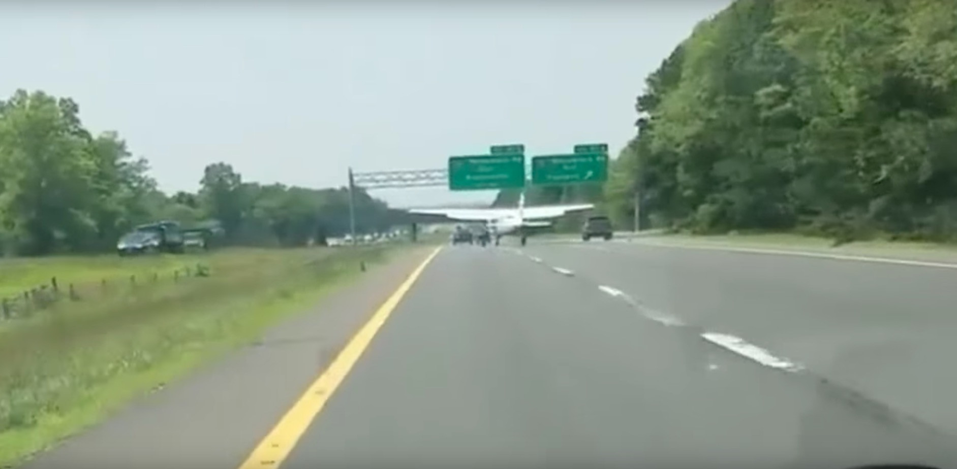 ΗΠΑ: Αεροπλάνο προσγειώθηκε σε αυτοκινητόδρομο [Βίντεο]