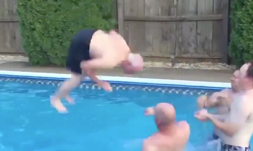 Παππούς κάνει ανάποδη κωλοτούμπα σε πισίνα και γίνεται viral! [ΒΙΝΤΕΟ]