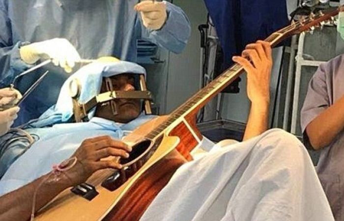 Μουσικός παίζει κιθάρα την ώρα που χειρουργείται στον εγκέφαλο