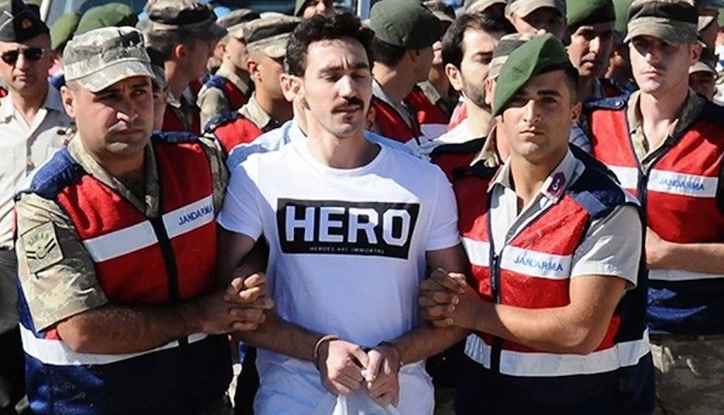 Τουρκία: Στην φυλακή για μπλουζάκι που γράφει την λέξη «’Ηρωας»
