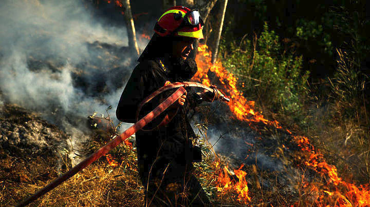 Προσπάθειες να τεθεί υπό έλεγχο η φωτιά στη Μονεμβασιά