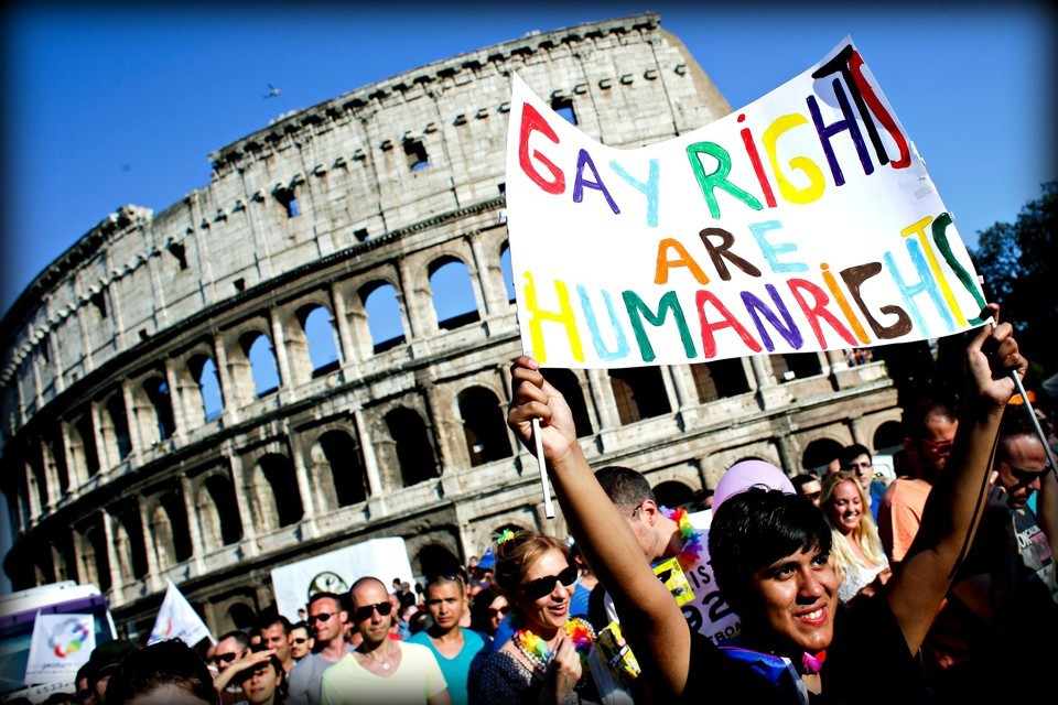 Οργή στην Ιταλία από ομοφοβικό παραλήρημα ξενοδόχου: «Απαγορεύονται τα ζώα και οι γκέι»