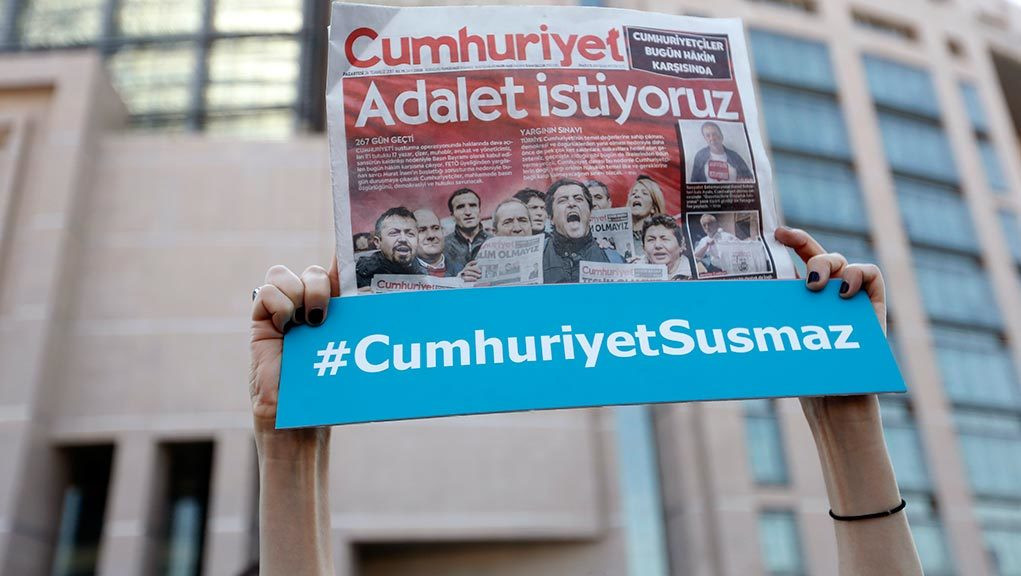 Τουρκία: «Καφκική» η δίκη των 17 της Cumhuriyet
