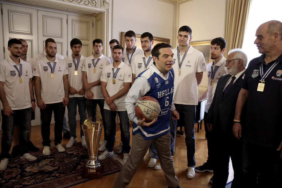 Ο Τσίπρας συνεχάρη την «χρυσή» Εθνική Ομάδα Νέων:  Μας κάνατε περήφανους