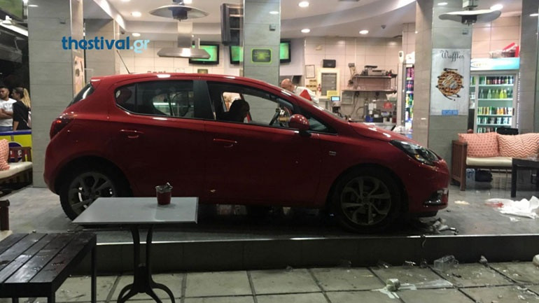 Θεσσαλονίκη: Αυτοκίνητο εισέβαλε σε καφετέρια – Τέσσερις τραυματίες [ΒΙΝΤΕΟ]