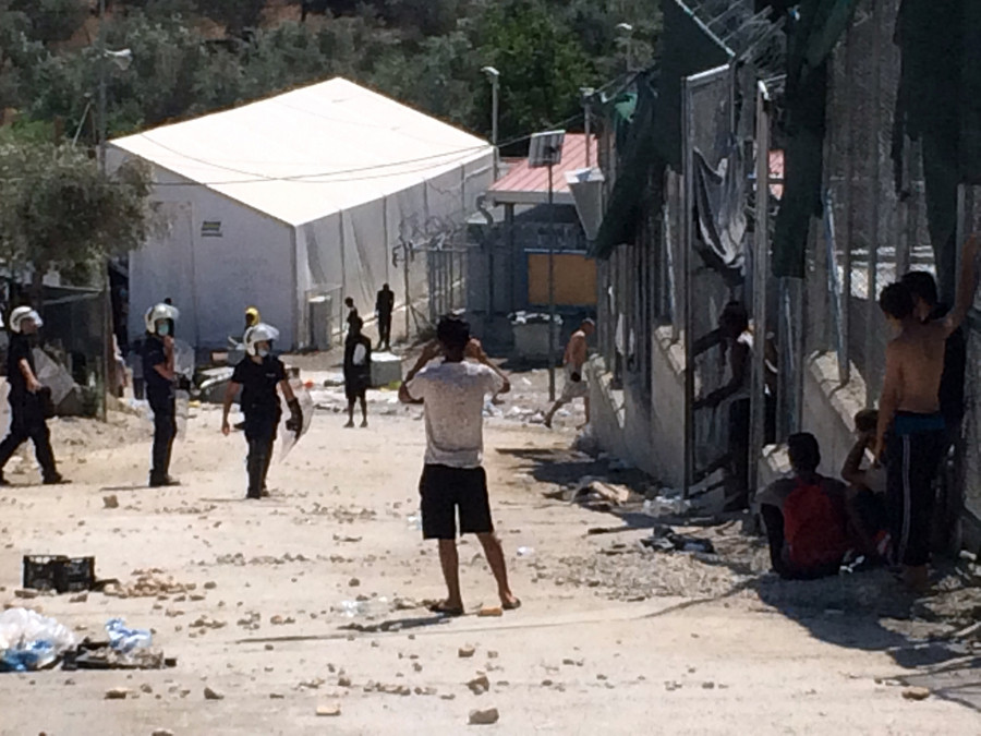 Ερώτηση βουλευτών ΣΥΡΙΖΑ για τις «απαράδεκτες και παράνομες πράξεις από τις αστυνομικές δυνάμεις» στη Μόρια