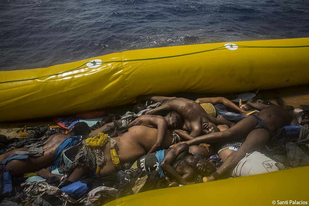 Τεκμηριώνοντας την φρίκη: Η νέα προσφυγική τραγωδία στην Μεσόγειο μέσα από τον φωτογραφικό φακό [Φωτο]