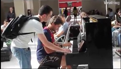 Δύο άγνωστοι αυτοσχεδιάζουν στο πιάνο του αεροδρομίου [ΒΙΝΤΕΟ]