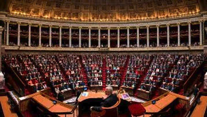Η Γαλλία απαγορεύει στους πολιτικούς να απασχολούν μέλη των οικογενειών τους