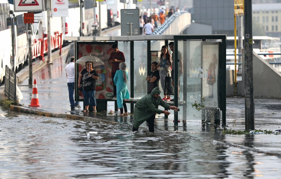 Σφοδρή καταιγίδα, χαλάζι και σκηνές χάους στην Κωνσταντινούπολη [ΒΙΝΤΕΟ]