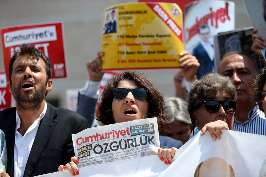 Τουρκία: Ελεύθεροι επτά δημοσιογράφοι της «Τζουμχουριέτ»