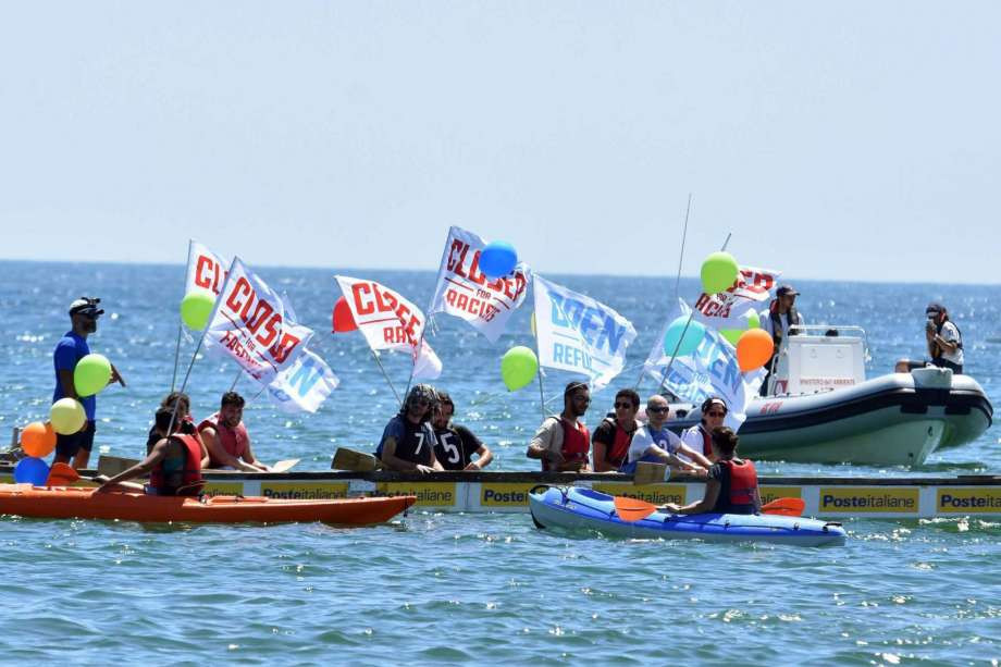 «Closed for racists»: Πλωτή διαμαρτυρία στη Σικελία εναντίον του πλοίου των ακροδεξιών [ΒΙΝΤΕΟ]