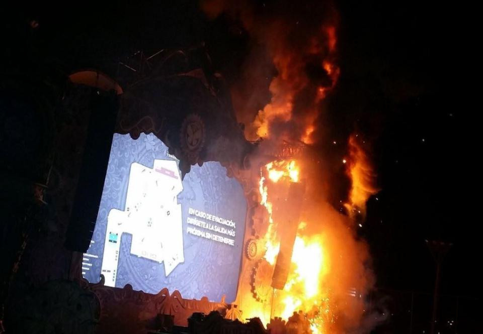Βαρκελώνη: 22.000 άτομα εκκένωσαν χώρο φεστιβάλ όταν η σκηνή πήρε φωτιά [ΒΙΝΤΕΟ]