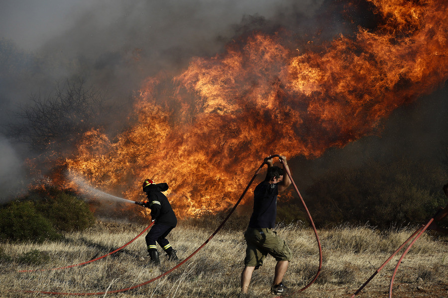 Μαίνεται η φωτιά στα Καλύβια – Συνεχείς οι αναζωπυρώσεις