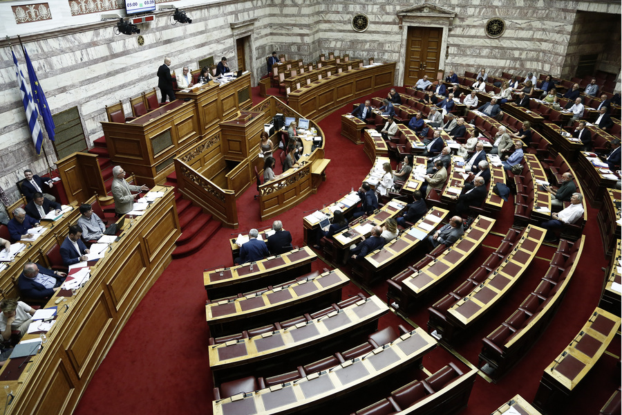 Σε υψηλούς τόνους στη Βουλή η συζήτηση για τις αλλαγές στα πανεπιστήμια [LIVE]