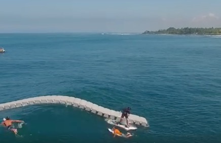 Αυτή η πλατφόρμα βοηθάει τους surfers να παίρνουν τα κύματα [ΒΙΝΤΕΟ]