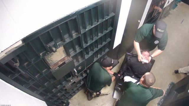 ΗΠΑ: Αστυνομικοί βασανίζουν κρατούμενο με taser [ΒΙΝΤΕΟ]