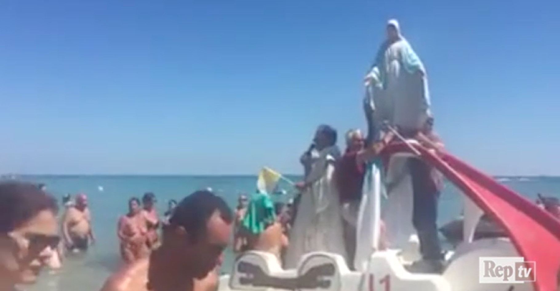 Όταν δεν πάνε οι λουόμενοι στην εκκλησία… πάει η εκκλησία στην παραλία [Βίντεο]