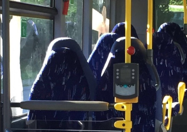 Ακροδεξιοί μπέρδεψαν άδεια καθίσματα λεωφορείου… με γυναίκες που φορούν μπούρκα