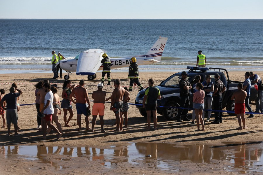 Πορτογαλία: Αναγκαστική προσγείωση αεροσκάφους σε παραλία – Δύο νεκροί