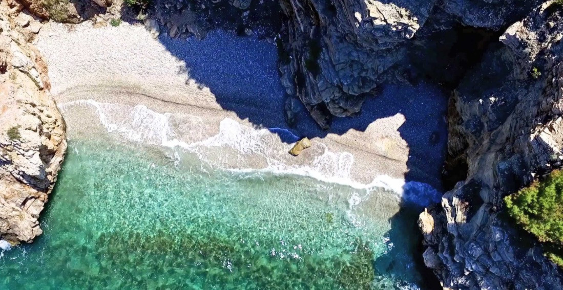 Κρυφές παραλίες της Αττικής με κρυστάλλινα νερά [ΒΙΝΤΕΟ]