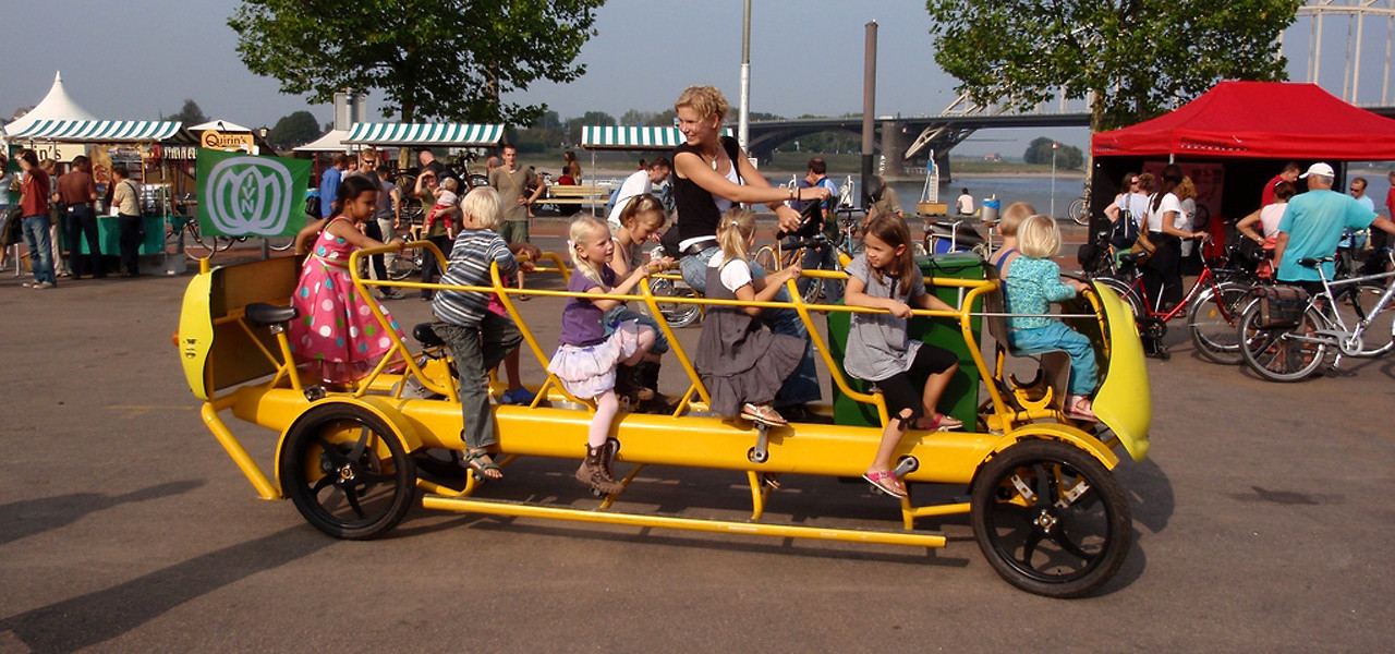 Ολλανδία: Λεωφορεία που κινούνται με πεντάλ πάνε τα παιδιά στο σχολείο