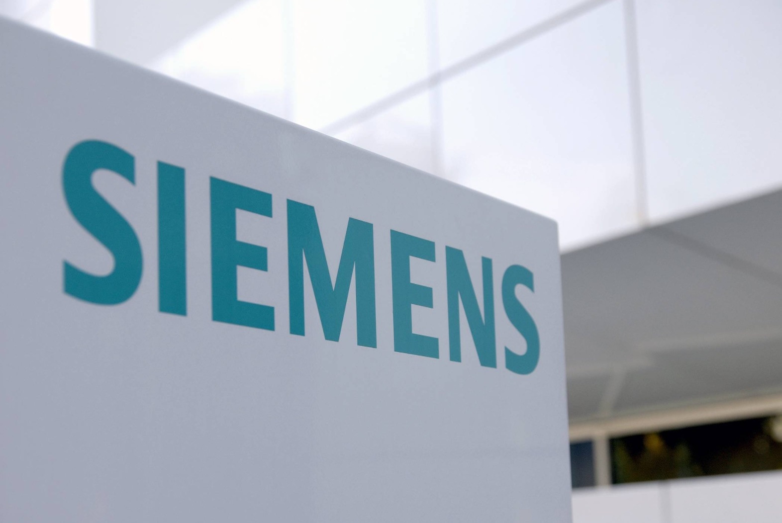 Mπογιές κατά Siemens από τον Ρουβίκωνα