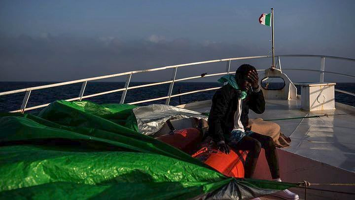 Μπλοκαρισμένο μεταξύ Μάλτας και Σικελίας, πλοίο που διασώζει πρόσφυγες