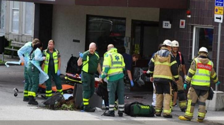Αυτοκίνητο έπεσε πάνω σε πεζούς έξω από νοσοκομείο στη Στοκχόλμη