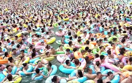 Πανικός σε πισίνα στην Κίνα [ΒΙΝΤΕΟ]