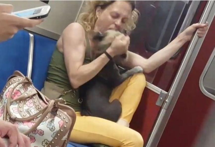 Γυναίκα κακοποιεί το σκύλο της στο μετρό [ΒΙΝΤΕΟ]