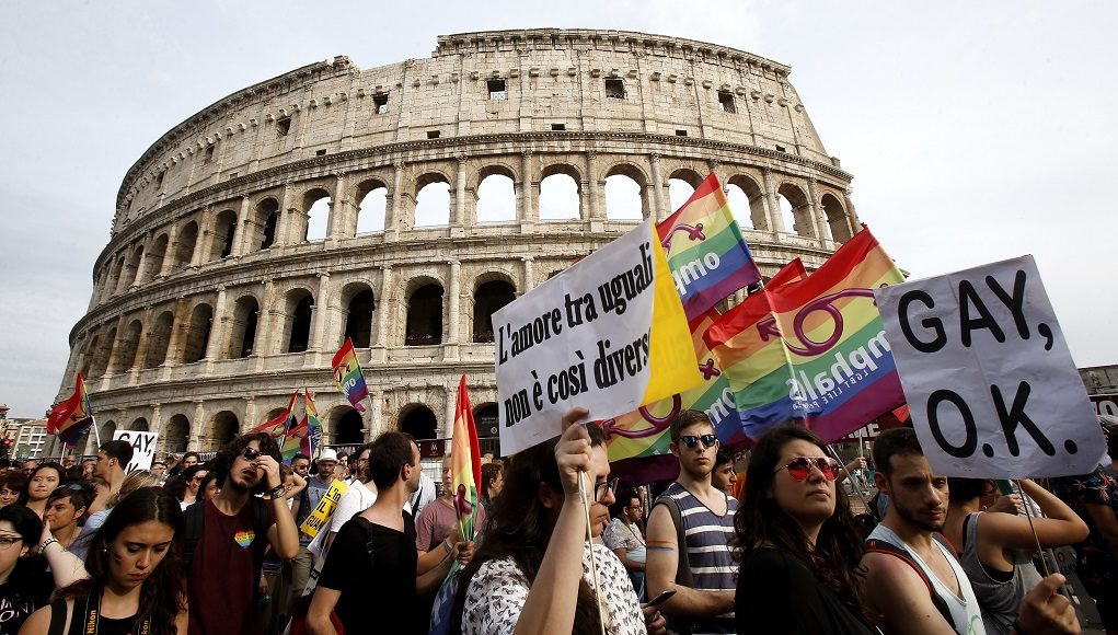 Ιταλία: Ναυαγοσώστης έκανε επίπληξη σε ομοφυλόφιλο ζευγάρι